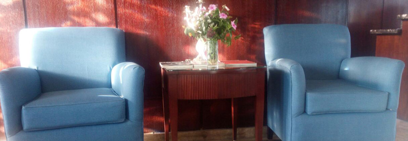 A luxury guest cabin on the Dahbya Merit featuring twin beds, large panoramic windows, and oriental rugs.